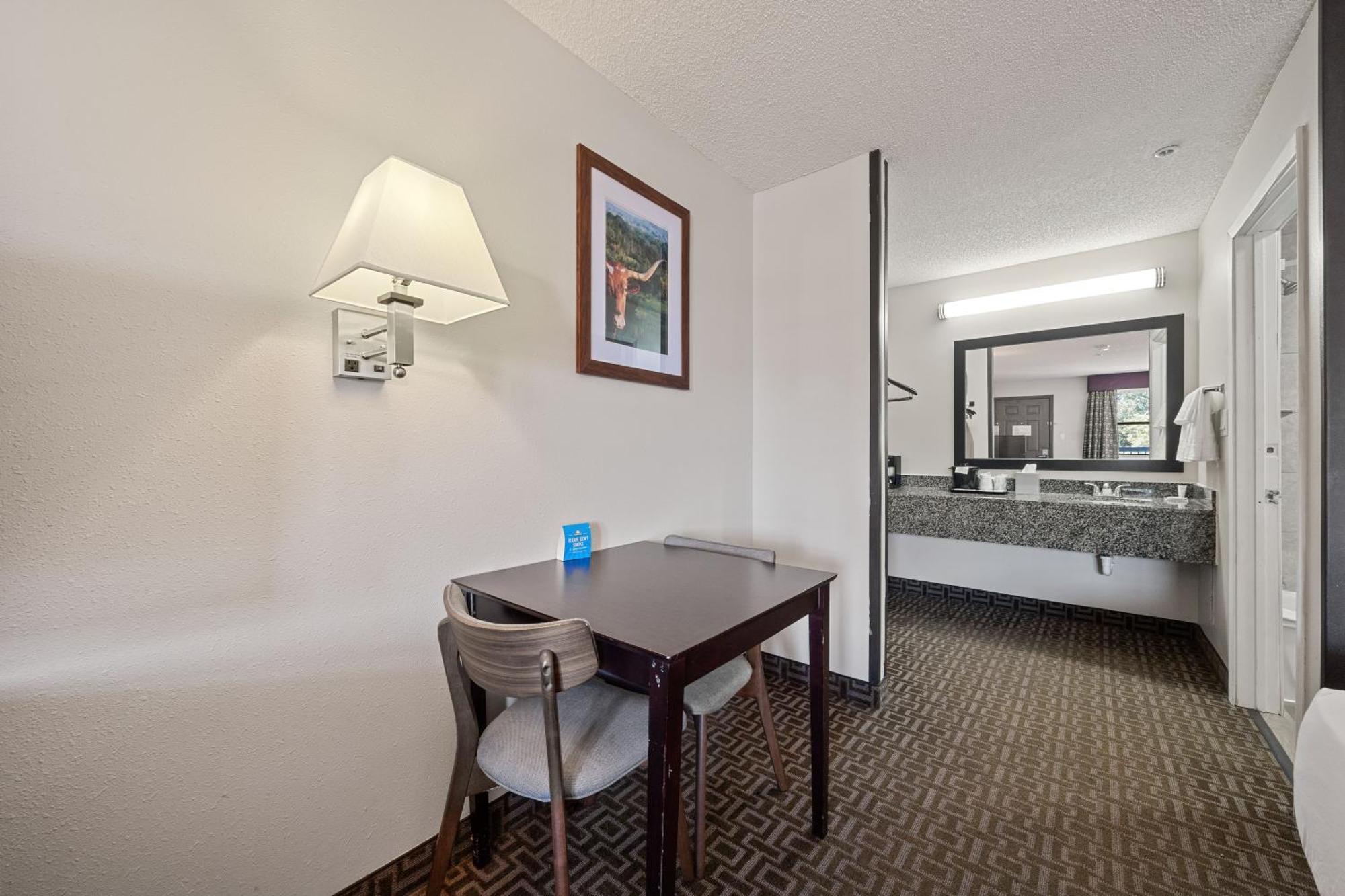 Days Inn By Wyndham Round Rock Exterior photo