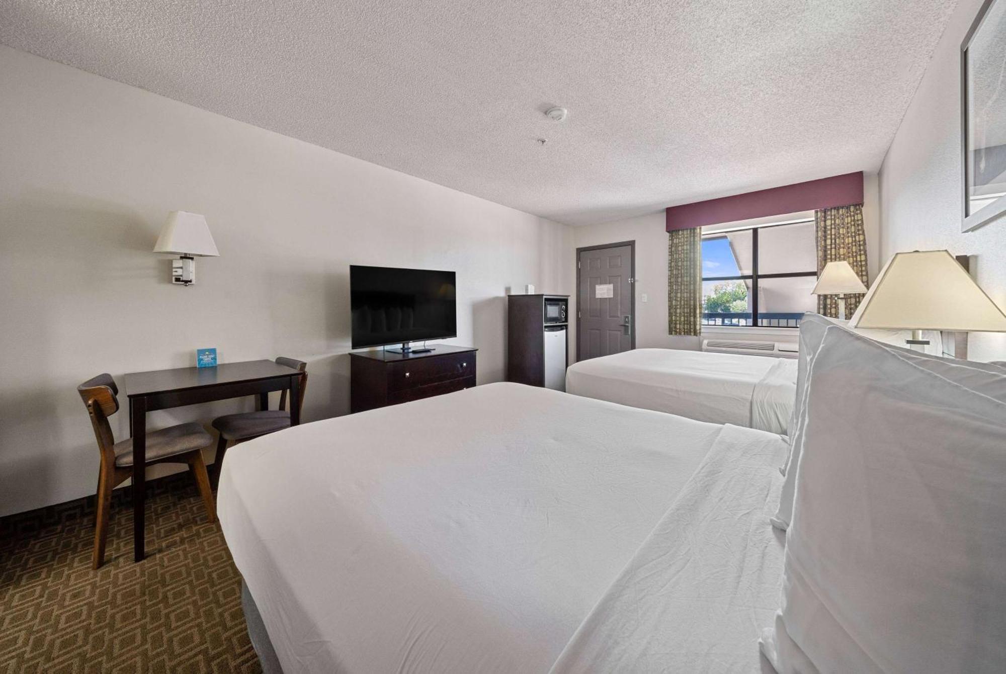 Days Inn By Wyndham Round Rock Exterior photo